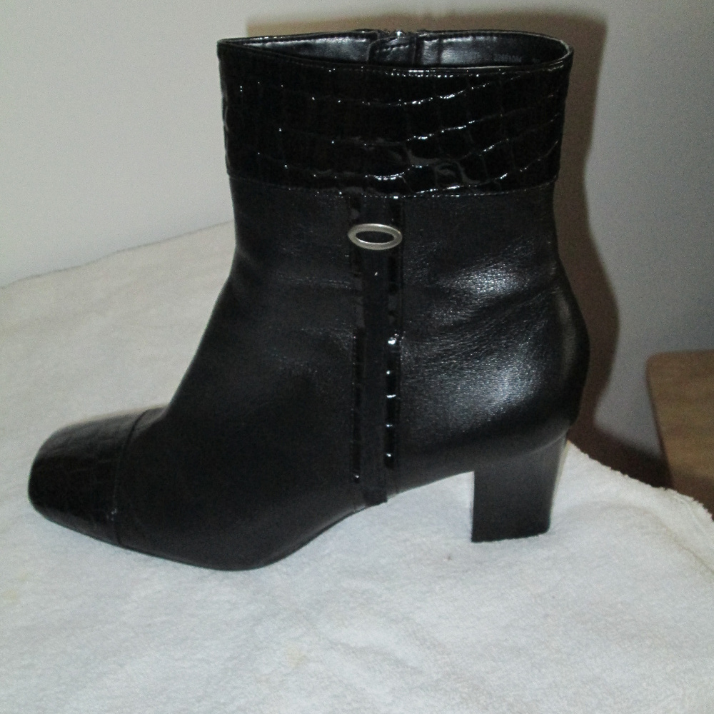 Naturalizer "Truth" black croc leather boots 9W/9